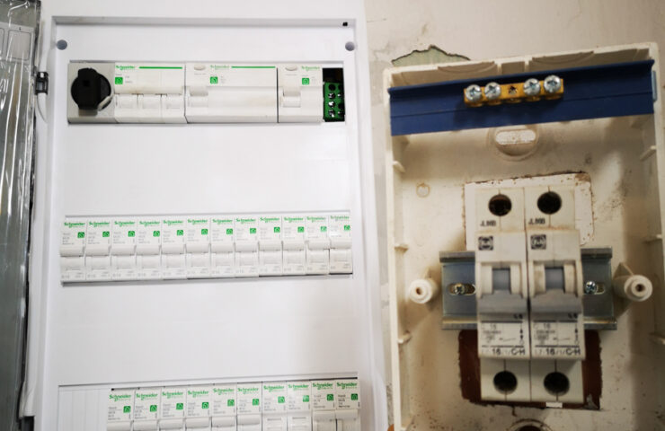 A régi épület kismegszakító táblája és az új! :)