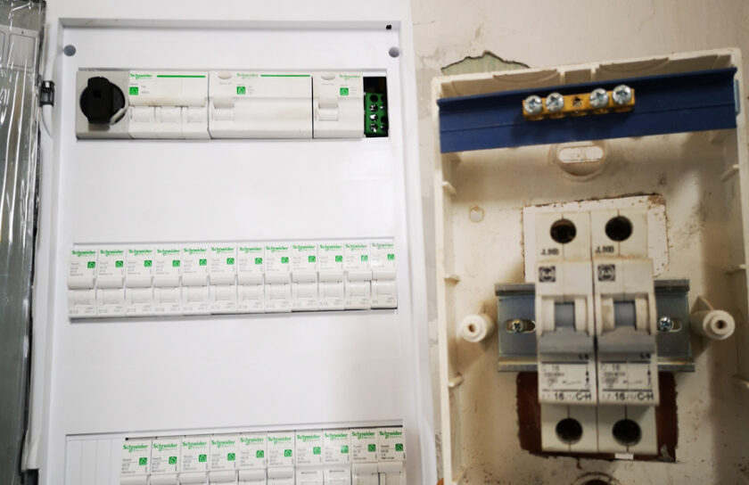 A régi épület kismegszakító táblája és az új! :)